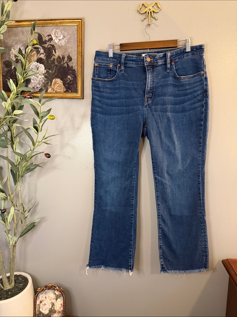 Madewell Curvy Kick Out Jeans Size 32 Cropped Raw Hem Medium Wash - Picture 2 of 8